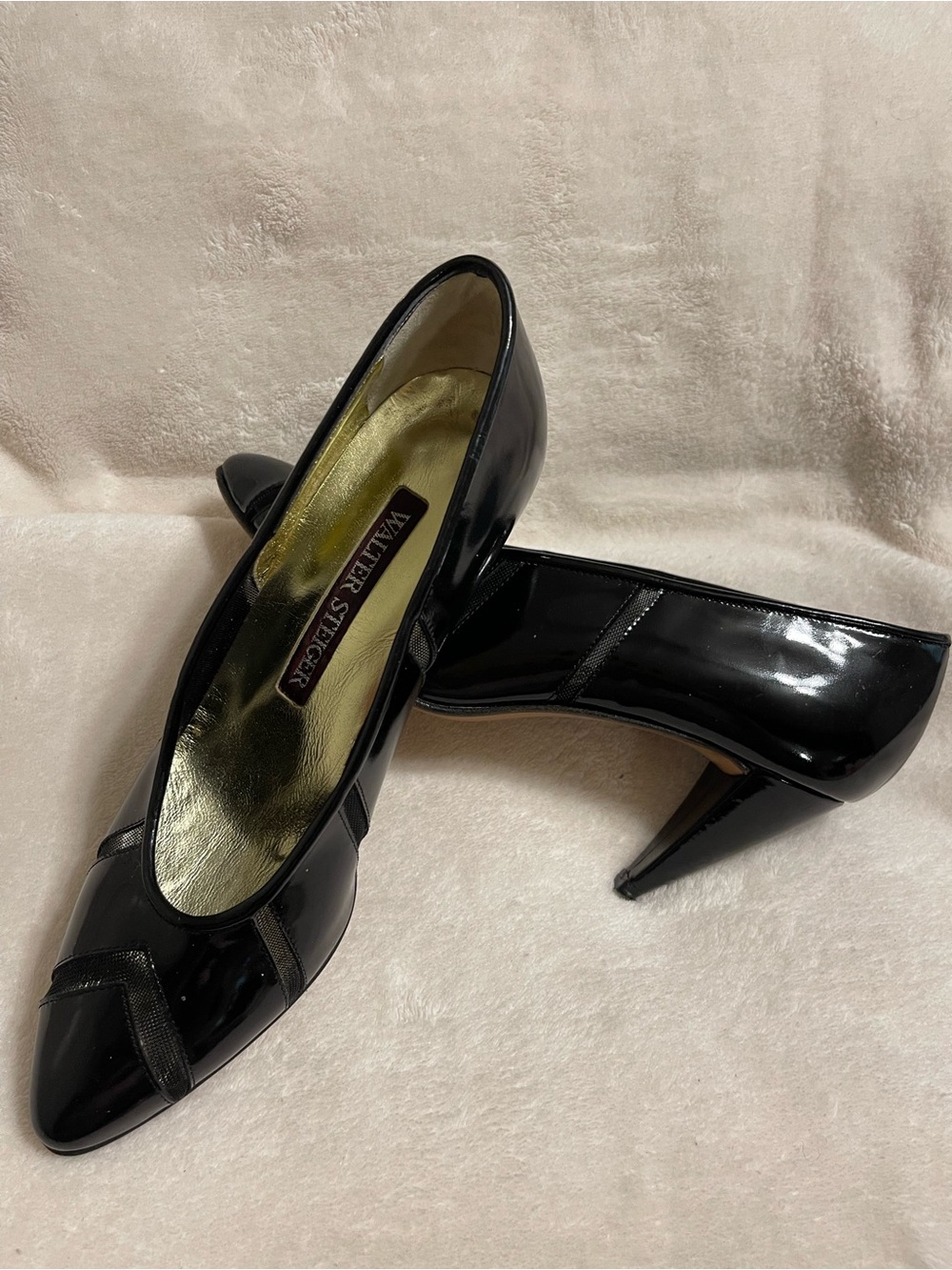Women’s black patent leather heels size 5B.